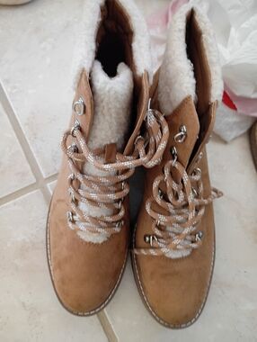 a new day Women's Tan Faux-Suede Lace-Up Sherpa Ankle Boots NWT 9.5